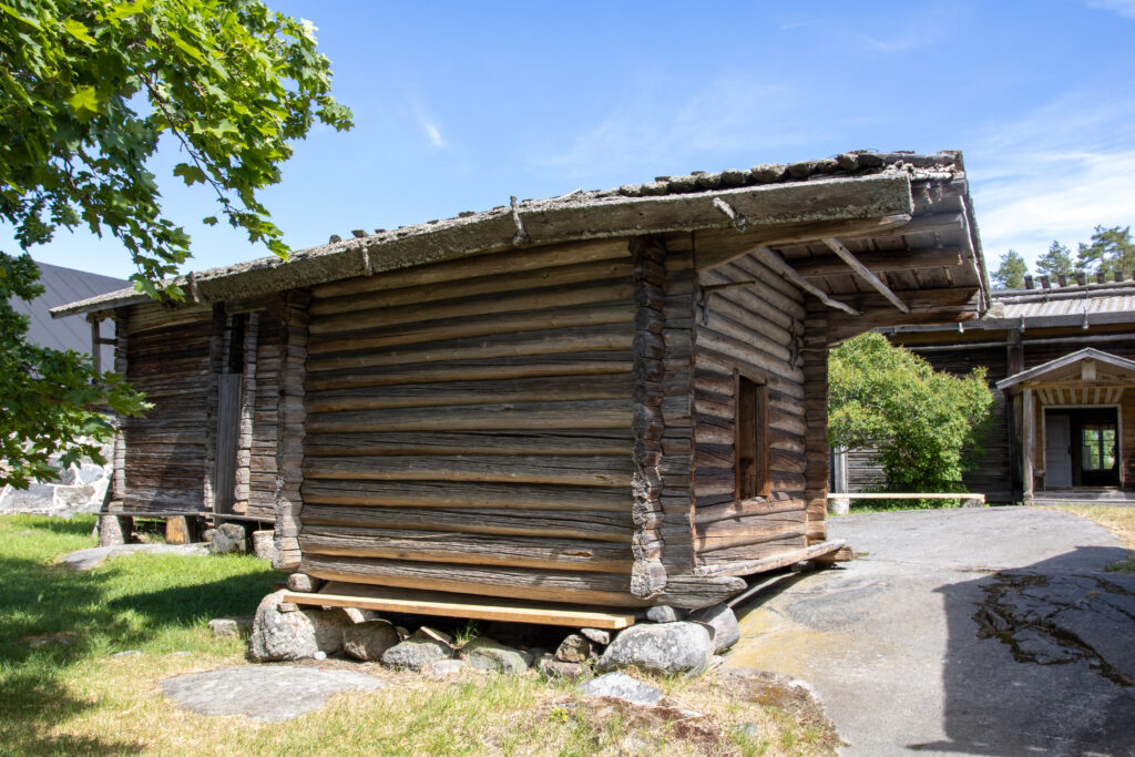 Kuvassa Pien-Toijolan talonpoikaismuseon nahka-aitta. Kuvan oikealla puolella näkyy päärakennuksen sisäänkäyntiä. 
